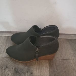 Black wedges